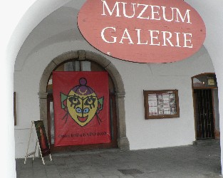 Baner výstavy u vchodu do muzea